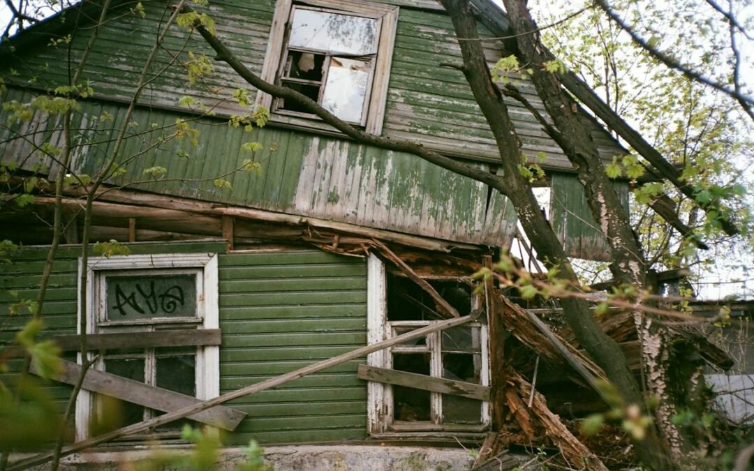 Abandoned house in Florida woods.
